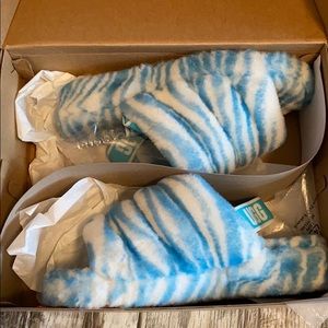 UGG fur head slides.